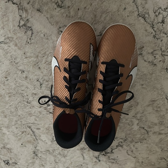 Size 6.5 Nike Soccer cleats - Picture 2 of 15